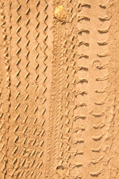 汽车轮胎的痕迹图片下载