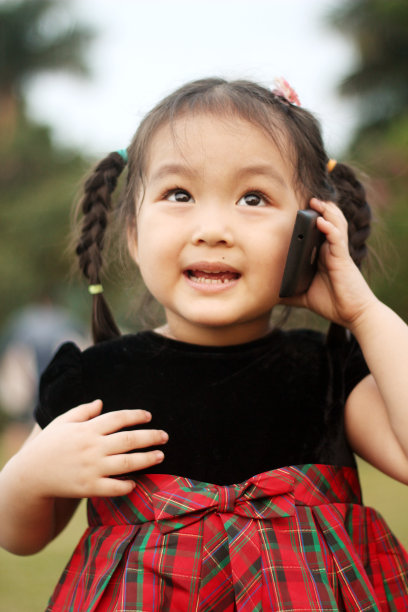 小女孩在打电话图片下载