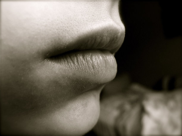 闭的嘴唇图片下载
