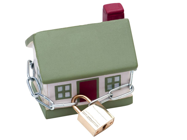 房子用铁链和挂锁锁着图片下载