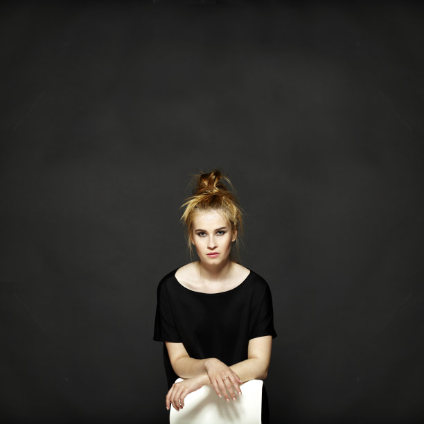 年轻女子的肖像图片下载