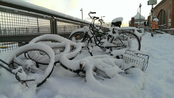 自行车一个雪图片下载