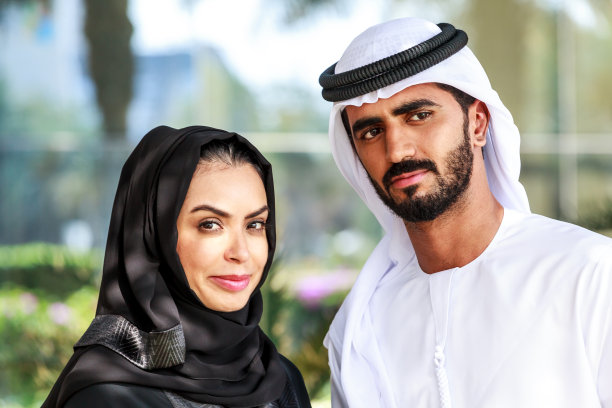 一对阿拉伯夫妇在公园里交谈图片下载