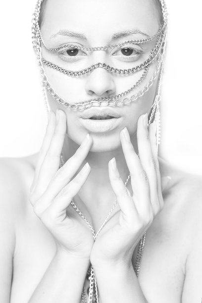 脸上戴着白项链的女孩图片下载