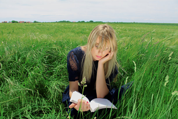 女孩阅读书图片下载