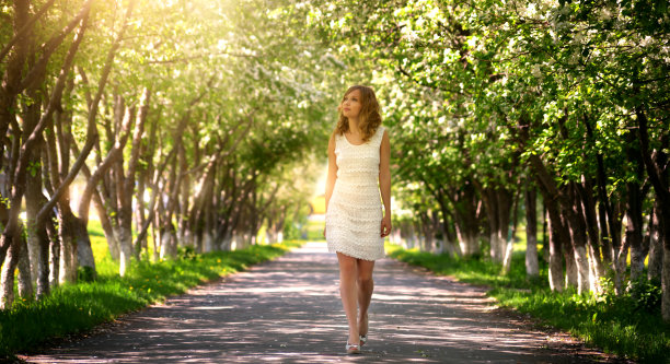 在公园里散步的女孩图片下载