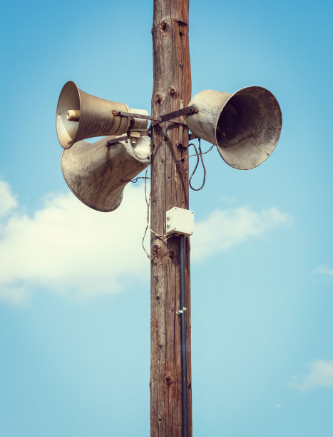 带有三个扬声器的木杆图片下载