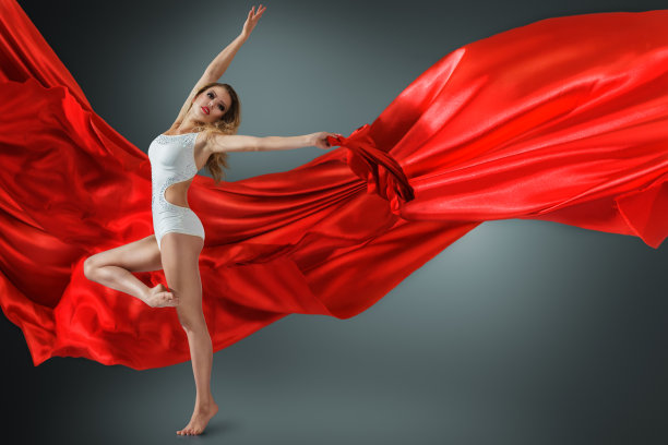 女人与飞舞的织物跳舞图片下载