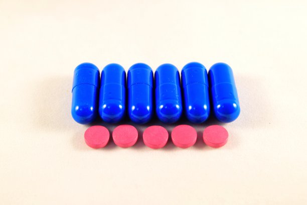 白色背景中的药丸图片下载