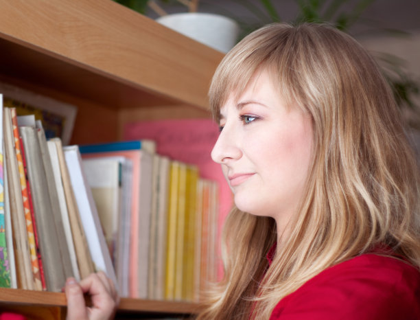 学生在书架上找书图片下载