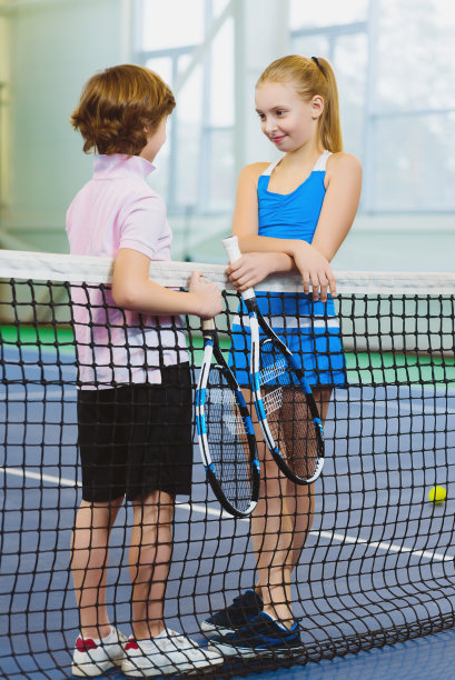 可爱的孩子打网球，摆姿势或在球场休息图片下载