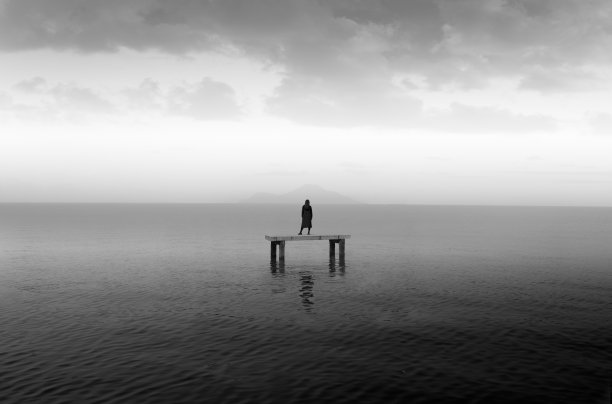 杨姑娘站在水泥板上，沿着大海图片下载