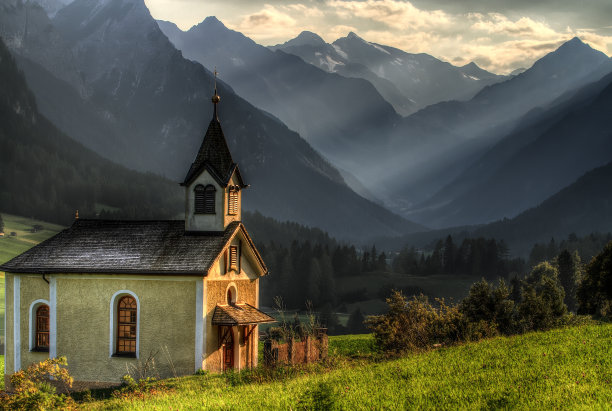 山谷中的小教堂沐浴着最后的阳光。图片下载