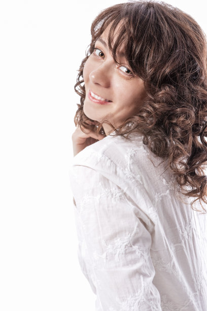 微笑的白人黑发女人长美丽的卷发图片下载