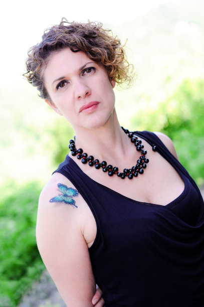 有纹身的严肃女孩图片下载