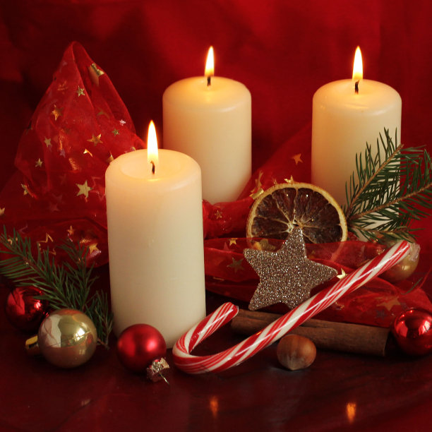蜡烛和圣诞装饰品。图片下载
