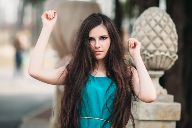 那个留着长发，化妆很有创意的神秘女孩图片下载