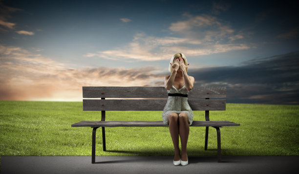 女孩在板凳上图片下载