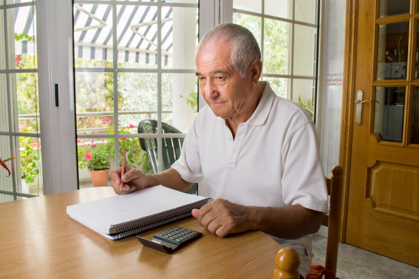 使用笔记本电脑的老年人图片下载