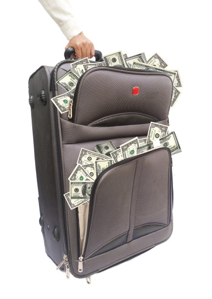 装满美元的行李。图片下载