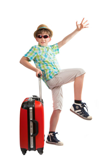 那个提着箱子的小游客正在走路图片下载