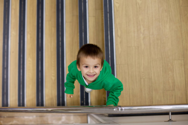 一个男孩的肖像，站在楼梯上图片下载