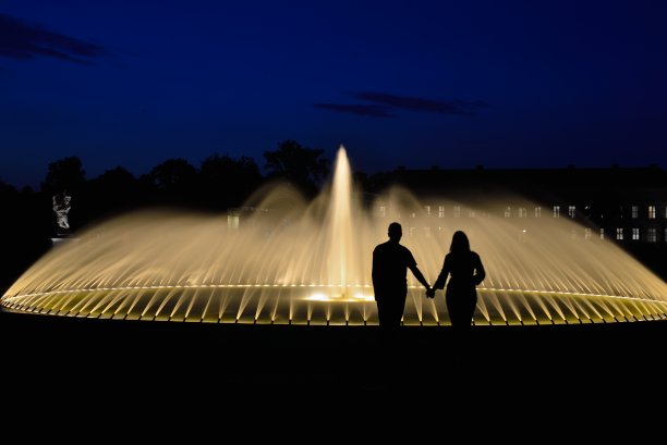 情侣们看灯光喷泉图片下载