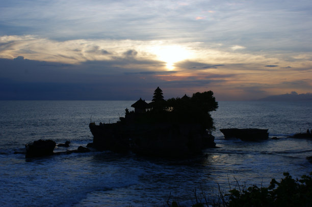 巴厘岛塔纳洛特神庙的日落图片下载