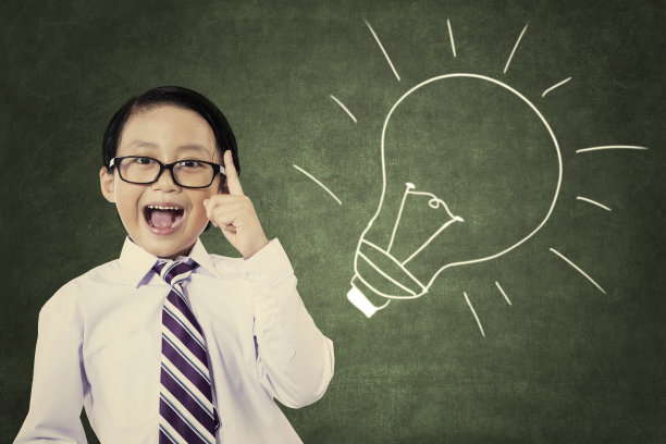 满面笑容的孩子在黑板前图片下载