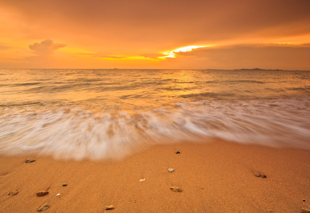 海浪在海滩和日落的天空图片下载