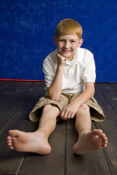 红发男孩很无聊图片下载