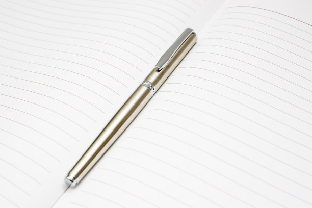 钢笔在笔记本上。图片下载