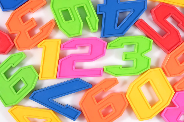 白色上的彩色塑料号码123图片下载