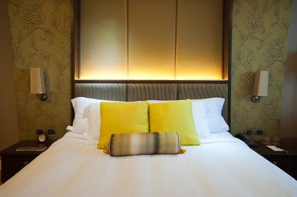 旅馆房间里的床图片下载