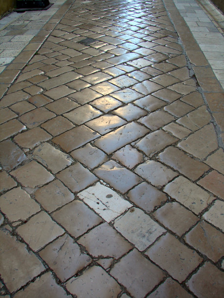 老石头地板上图片下载