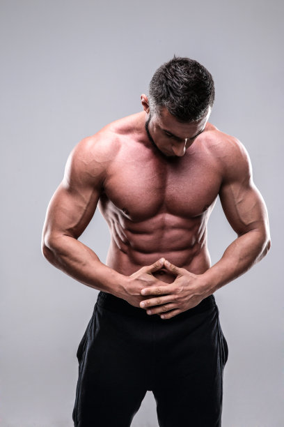 英俊的肌肉男摆姿势图片下载