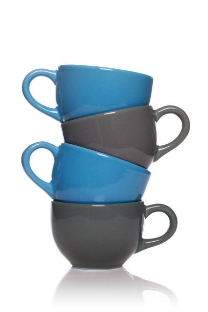 蓝色和灰色的茶杯孤立在白色。图片下载