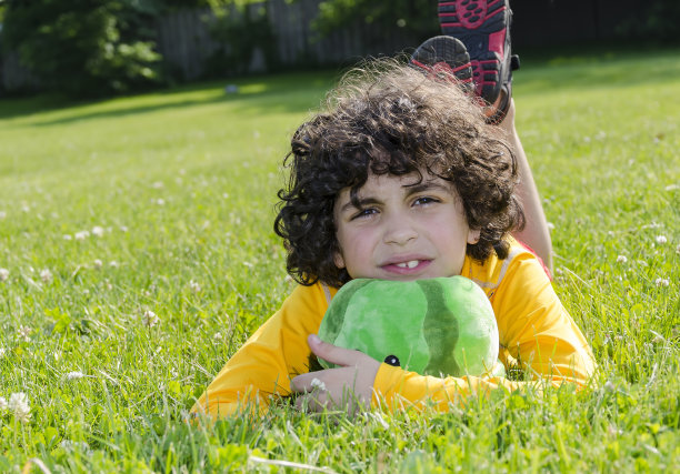 躺在草地上的拉丁孩子图片下载