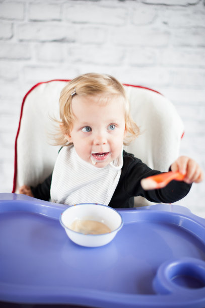 可爱的小女孩正在学习吃东西图片下载
