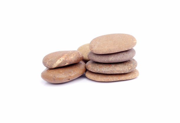 白色背景上的石头金字塔。图片下载