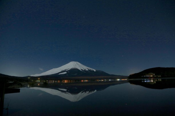 月光下的富士山图片下载
