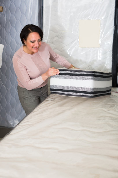 顾客拿着床垫摆姿势图片下载