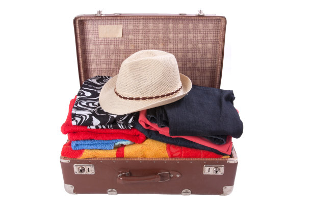 装满夏季帽子的老式手提箱图片下载