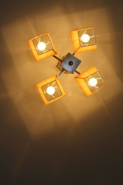 一个普通天花板上有四个灯泡的吊灯。图片下载