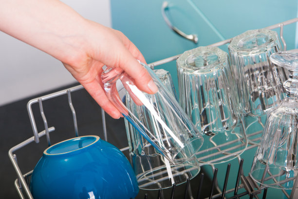 女人清空洗碗机图片下载