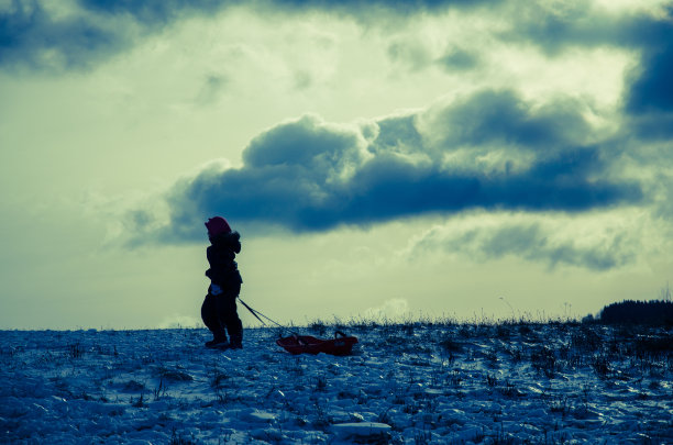 冬天的田野上的孩子图片下载
