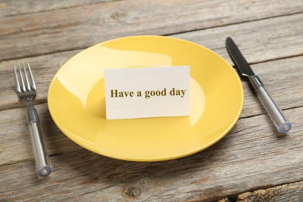 灰色的木桌上放着一个黄色的盘子图片下载