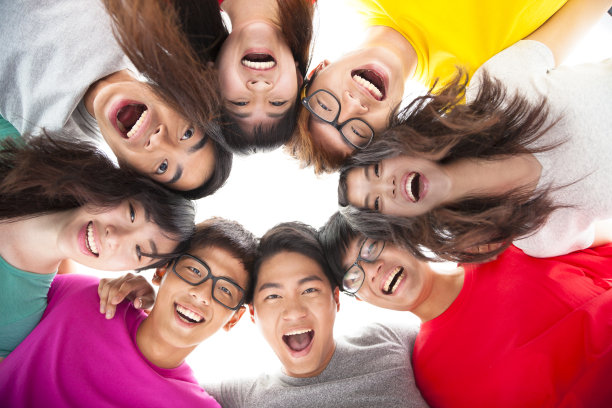 一群快乐的年轻学生拥在身边图片下载