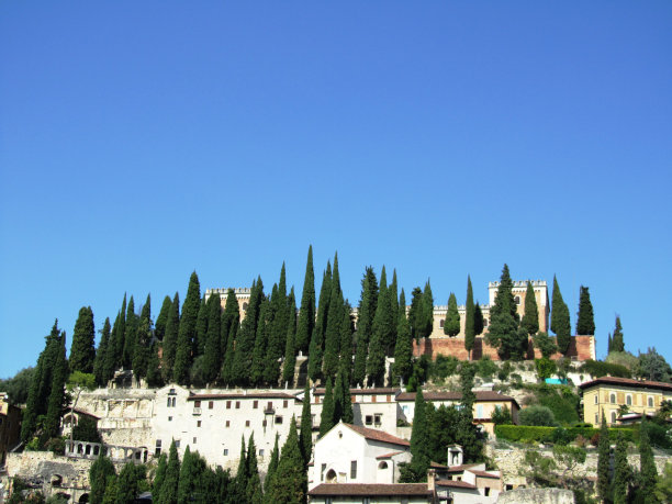 在维罗纳圣彼得城堡蓝天下，阿迪杰河图片下载