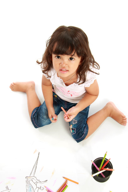 漂亮的小女孩拿着铅笔颜色图片下载